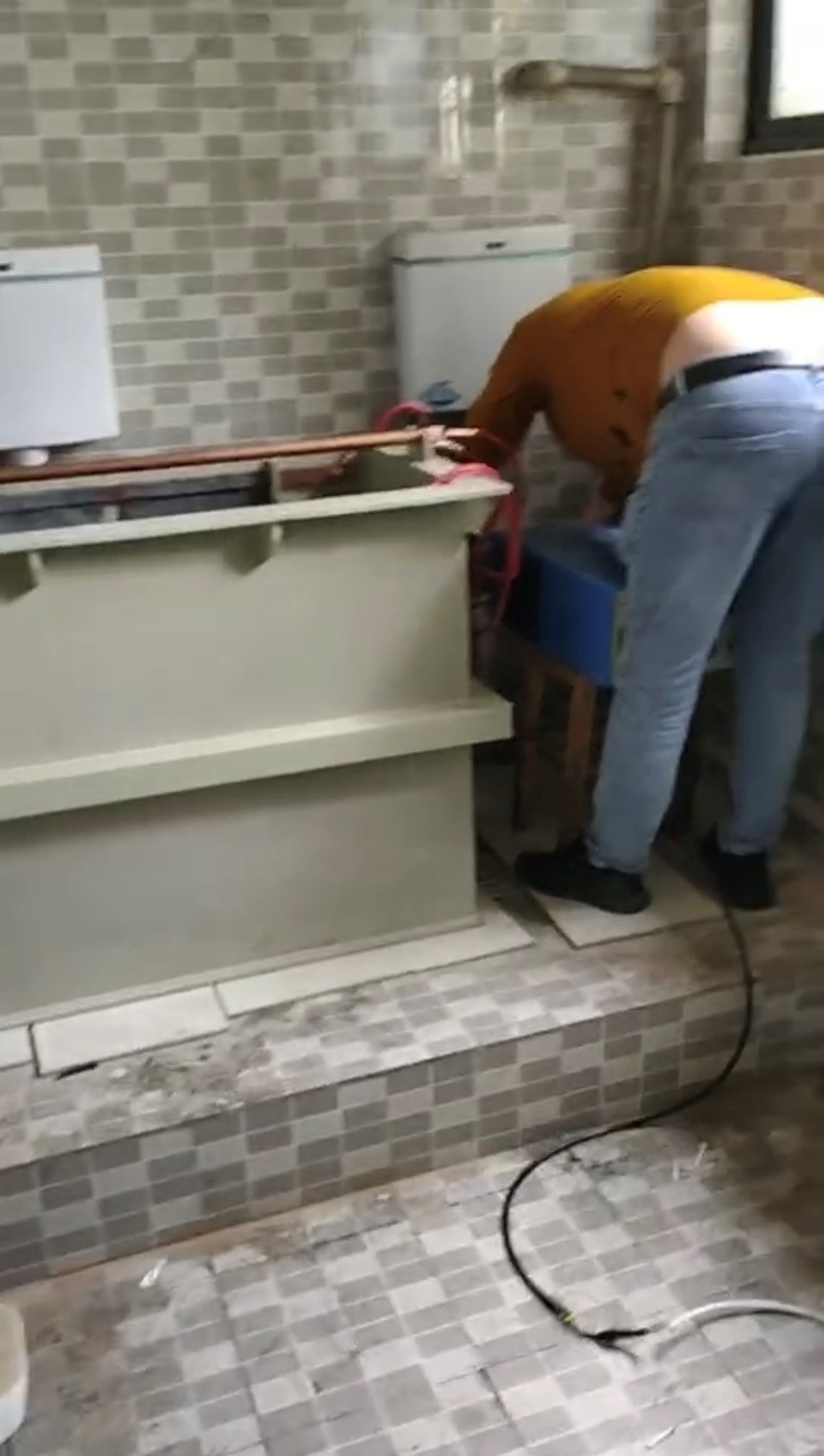 电解抛光设备安装现场